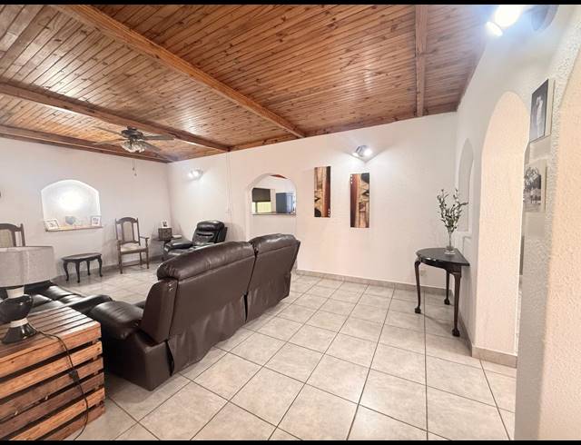 5 BEDROOM HOUSE FOR SALE IN HUTTENHEIGHTS